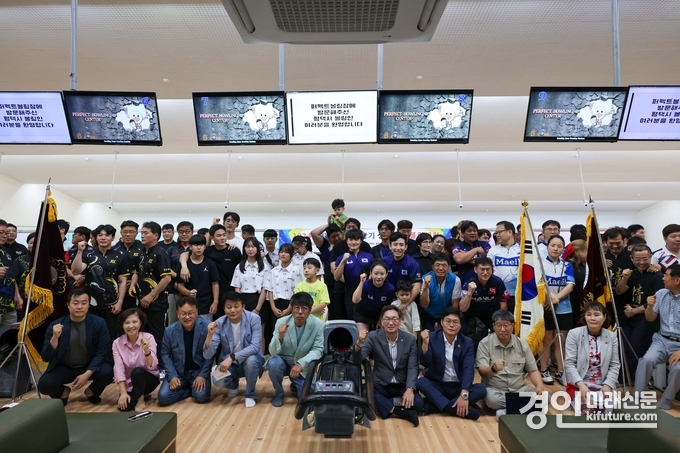 평택시의회, '2024 시의장기 생활체육 볼링대회'가 열린 가운데 관계자들이 기념촬영을 하고 있다. <사진=평택시의회>