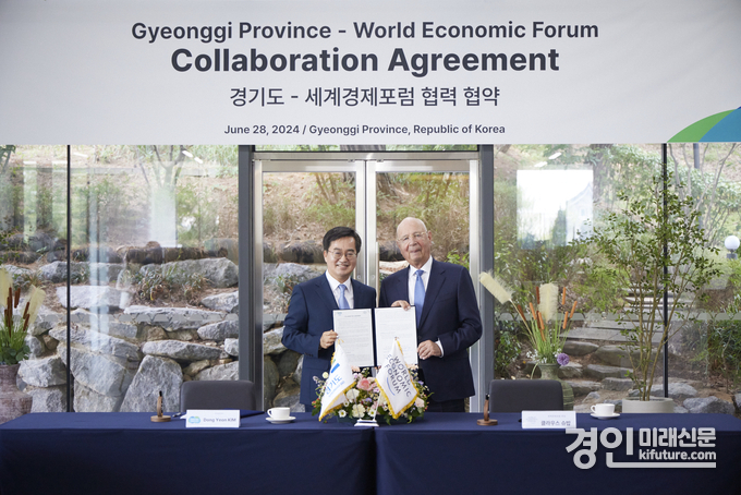 김동연 경기도지사(왼쪽)가 세계경제포럼(WEF.World Economic Forum)과 ‘경기도 4차산업혁명센터 설립’ 협약을 체결하고 기념촬영을 하고 있다. <사진=경기도>