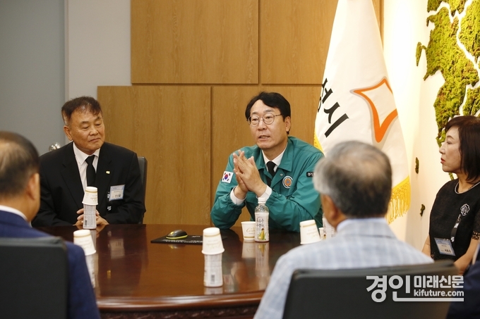 정명근 화성시장(가운데)이 화성상공회의소 관계자들과 간담회를 갖고 있다 .<사진=화성시>