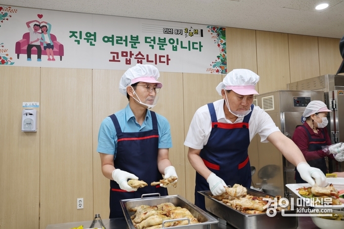 하은호 군포시장(오른쪽)과 안동광 부시장이 점심시간에 직원들에게 배식을 하고 있다. <사진=군포시> 