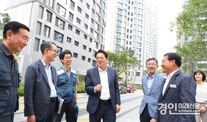 최대호 안양시장(가운데)이 비산초교 주변 청년임대주택을 방문해 관계자들과 이야기를 나누고 있다. <사진=안양시>