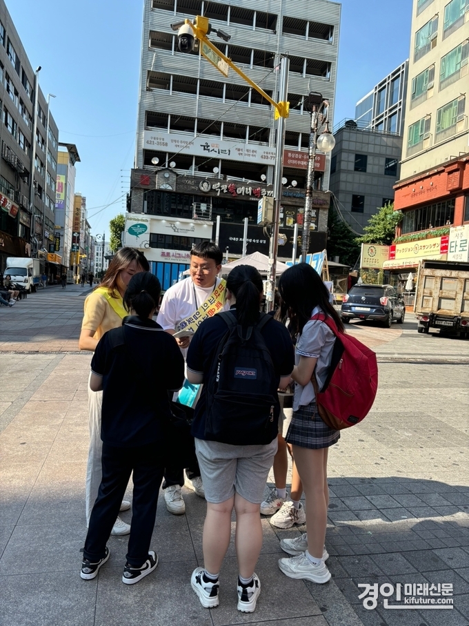 인천 남동구 보건소 관계자가 ‘세계 마약 퇴치의 날’을 맞아 청소년을 대상으로 마약 예방 캠페인을 실시하고 있다. <사진=남동구>