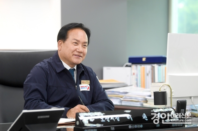 이권재 오산시장이 집무실에서 시정 현안에 대해 점검하고 있다. <사진=오산시>