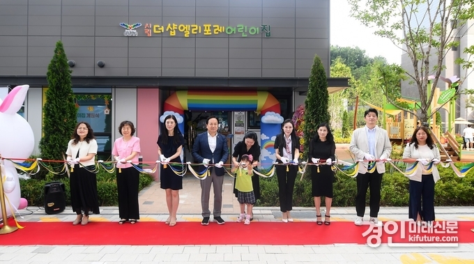 이권재 오산시장(왼쪽 4번째)이 국공립어린이집 개원식에 참석하고 있다. <사진=오산시>