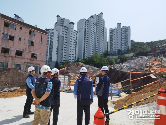 경기도 관계자가 호우대비 해체 공사현장 점검을 실시하고 있다. <사진=경기도>