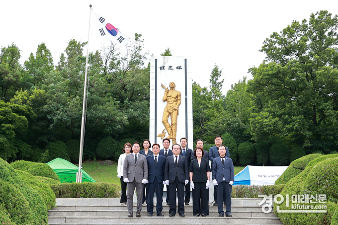 성남시의회가 제9대 후반기 의장단이 현충탑을 참배하고 기념촬영을 하고 있다. <사진=성남시의회>