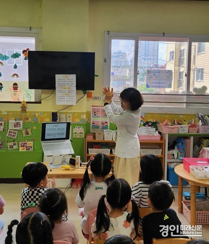 인천 미추홀구보건소가 감염취약시설인 유치원 및 어린이집 29개소의 원아 및 교직원 등을 대상으로 ‘찾아가는 감염병 예방 교육’을 실시하고 있다. <사진=미추홀구>