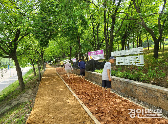 시민들이 황톳길을 이용하고 있다. <사진=성남시>