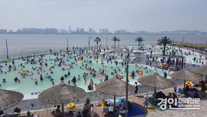 시민들이 배곧한울공원에서 물놀이를 즐기고 있다. <사진=시흥시>