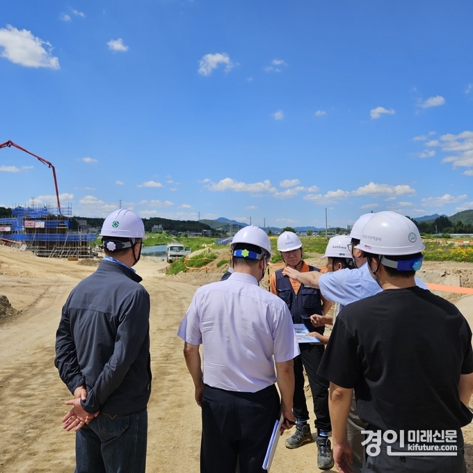 경기도 관계자들이 택지 및 공공주택지구 현장을 점검하고 있다. <사진=경기도>