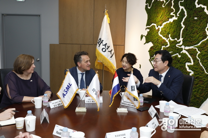 정명근 화성시장(오른쪽)이 ASML 관계자들과 담소를 나누고 있다. <사진=화성시>