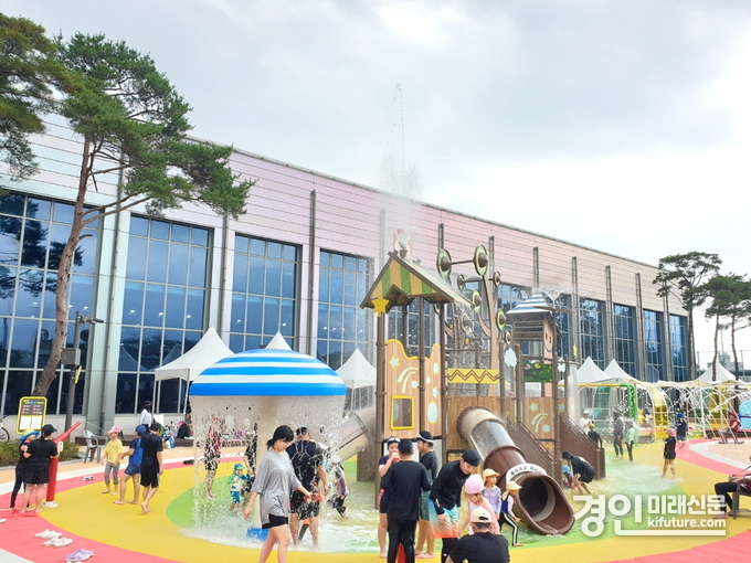 오색물놀이터에서 시민들이 물놀이를 즐기고 있다. <사진=오산시>