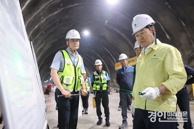 박승원 광명시장(오른쪽)이 광역철도망 공사 현장을 둘러보고 있다. <사진=광명시>