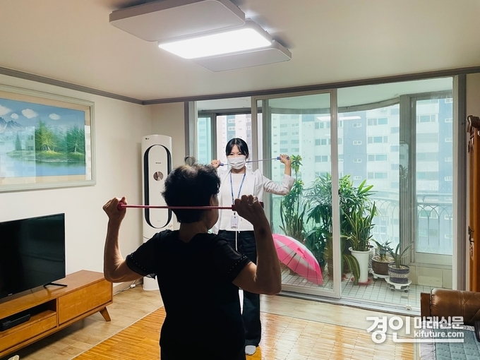 인천 동춘3동 관계자가 찾아가는 ‘건강 키움 체조 교실’을 진행하고 있다. <사진=연수구>