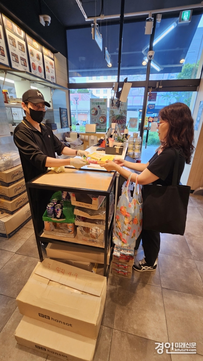 광명시 관계자가 김밥 밀면 등 달걀 취급이 많은 음식점을 대상으로 여름철 식중독 예방법을 안내하고 있다. <사진=광명시>