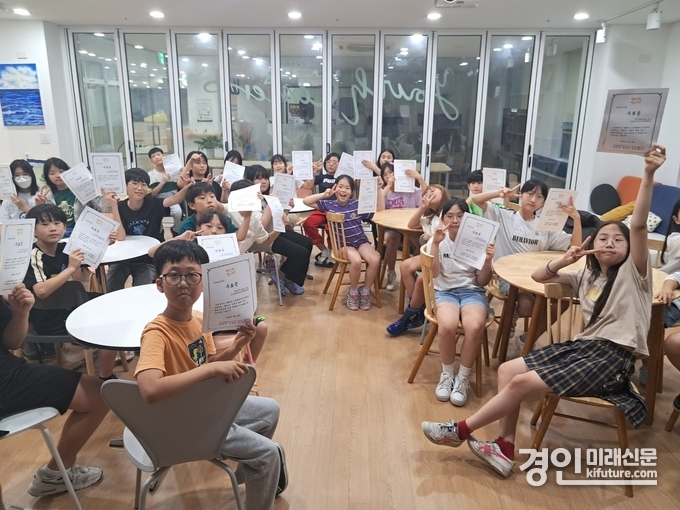 오산시 오산평화의소녀상은 평화인권교육 수료증 전달식을 개최하고 기념촬영을 하고 있다.<사진=오산시>