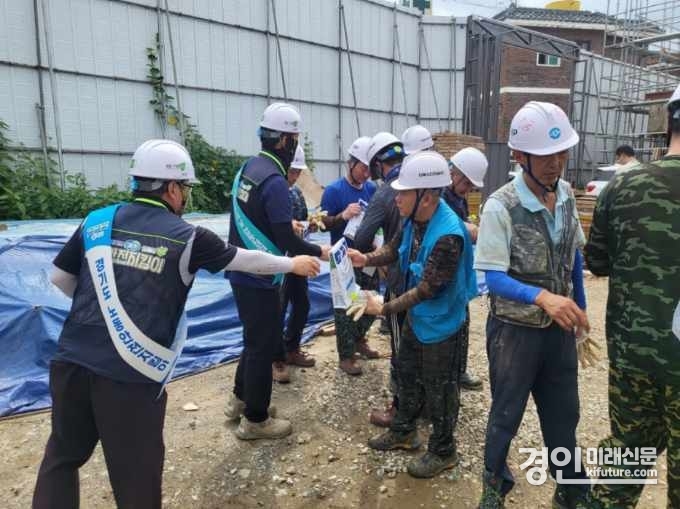 남양주 노동안전지킴이가 산재예방 안전수칙 캠페인을 진행하고 있다. <사진=남양주시>