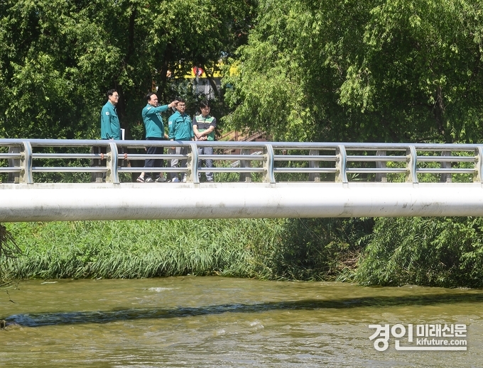 오산시 관계자들이 여름철 집중호우 대비 하천시설물을 안전점검하고 있다. <사진=오산시>