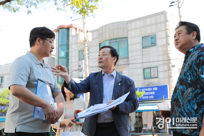 안산시의회 박태순 의장(사진 가운데)이 지난 10일 성호공원 주차장 시설 개선사업 공사 현장에서 안산시 및 시공사 관계자, 주민 등과 간담회를 개최했다. <사진=안산시의회>