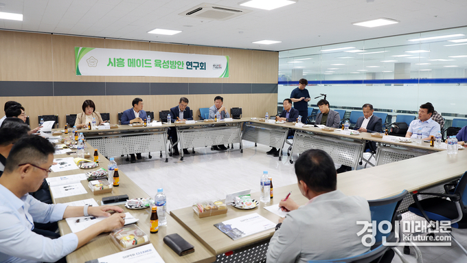 시흥시의회 시흥메이드육성방안연구회가 관내 중소기업을 방문해 의견을 청위하고 있다. <사진=시흥시의회>