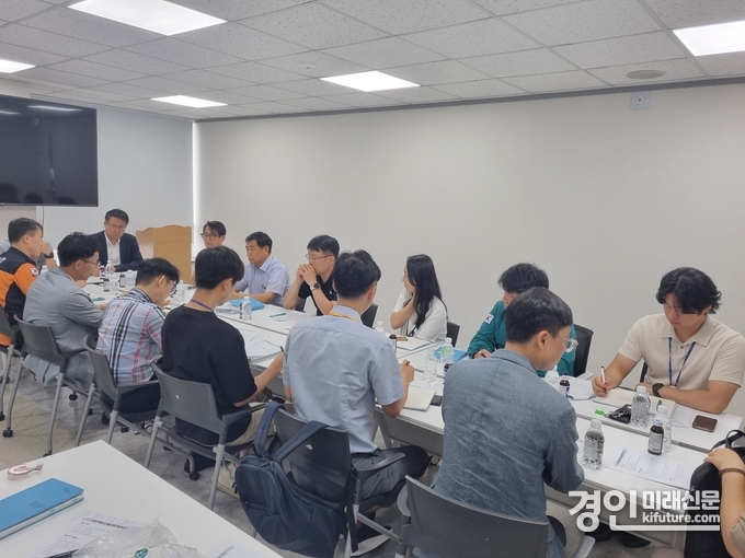화성시가 공장 화재사고 예방 제도개선 회의를 진행하고 있다. <사진=화성시>