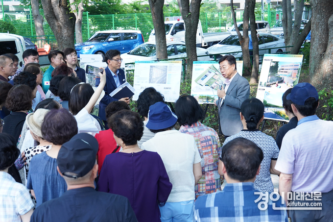 신상진 성남시장이 12일 구미동 옛 하수종말처리장을 방문해 주민들 상대로 즉석 간담회를 열고 있다. <사진=성남시>