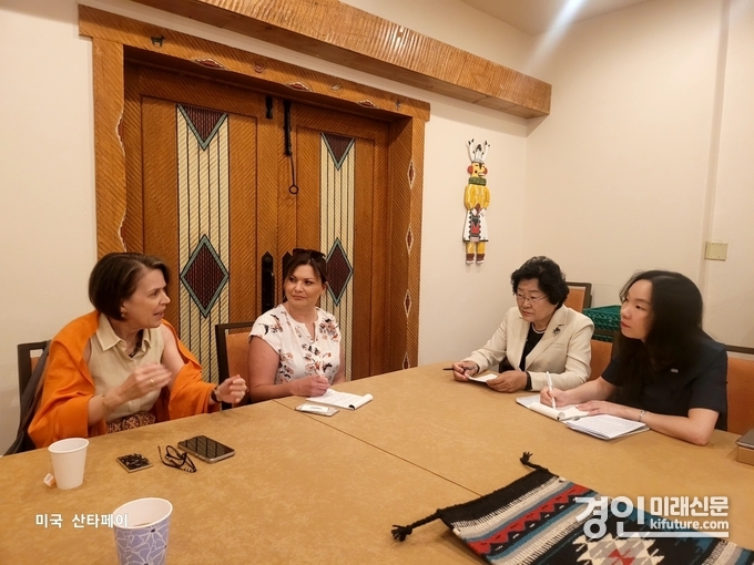 김경희 이천시장(오른쪽 2번째)이 산타페 교육관계자와 간담회를 갖고 있다. <사진=이천시>
