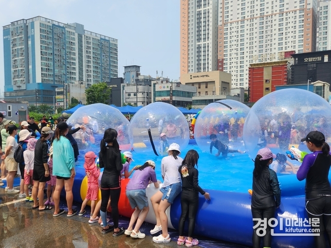 시민들이 ‘제4회 짠내나는 월곶물총축제’를 즐기고 있다. <사진=시흥시>