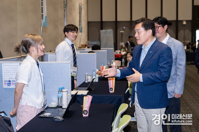 이재준 수원시장(오른쪽)이 대학입시박람회장을 찾아 참가자들과 대화하고 있다.
