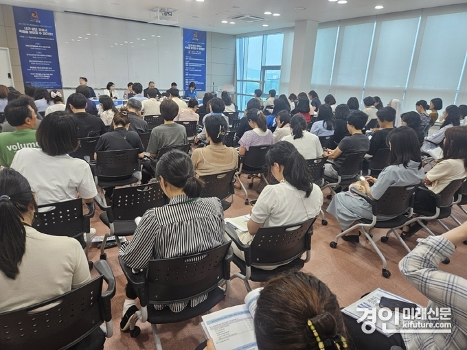 안성시지역사회보장협의체가 .보건의료복지 통합돌봄 토론회를 진행하고 있다. <사진=안성시>