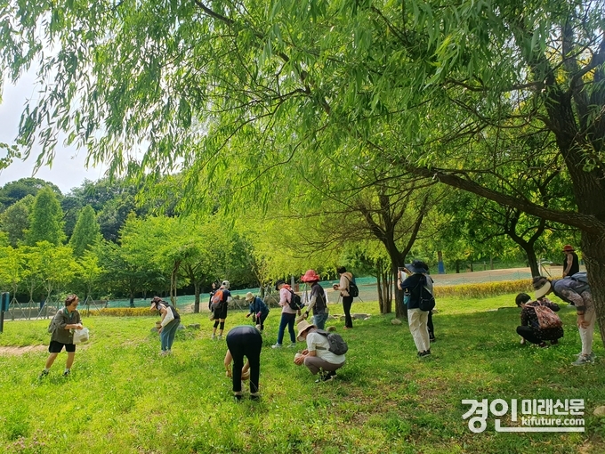 인천 남동구가 늘솔길 숲 이야기 힐링 프로그램을 운영하고 있다. <사진=남동구>