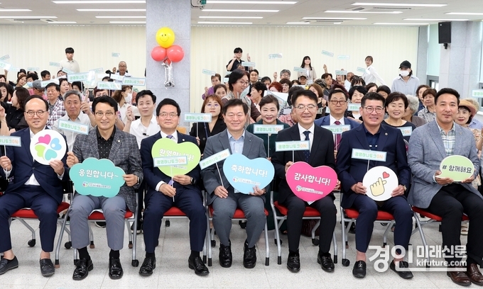 광명시가 ‘북한이탈주민의 날’ 제정 기념 토크콘서트를 개최하고 기념촬영을 하고 있다. <사진=광명시>