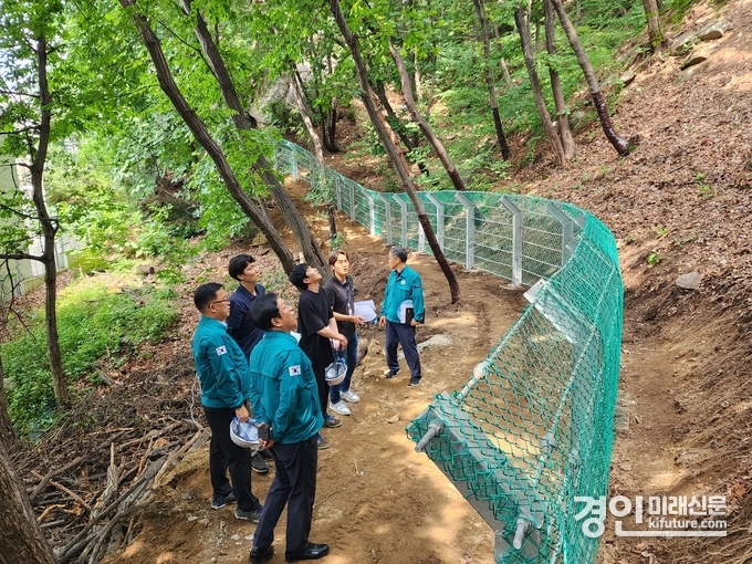 인천 연수구가 장마철 산사태 우려지역을 긴급 점검하고 있다. <사진=연수구>