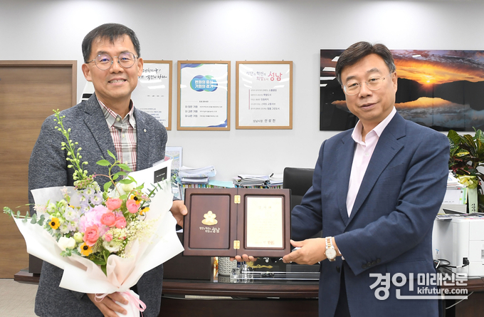 신상진 성남시장(오른쪽)이 분당판교청소년수련관 수영장에서 물에 빠져 의식을 잃은 10대 박모 군을 인공 호흡으로 구조한 김재광 의사에게 감사패를 전달하고 있다. <사진=성남시>