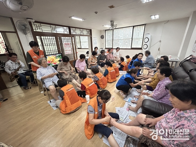 군포시 오금동 주민자치회가 '세대공감 자원봉사'를 실시하고 있다. <사진=군포시> 