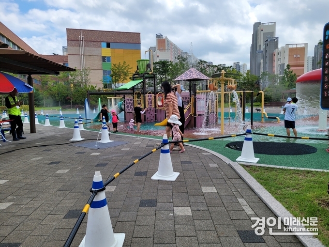 마장근린공원 물놀이 시설에서 어린이들이 물놀이를 즐기고 있다. <사진=이천시>