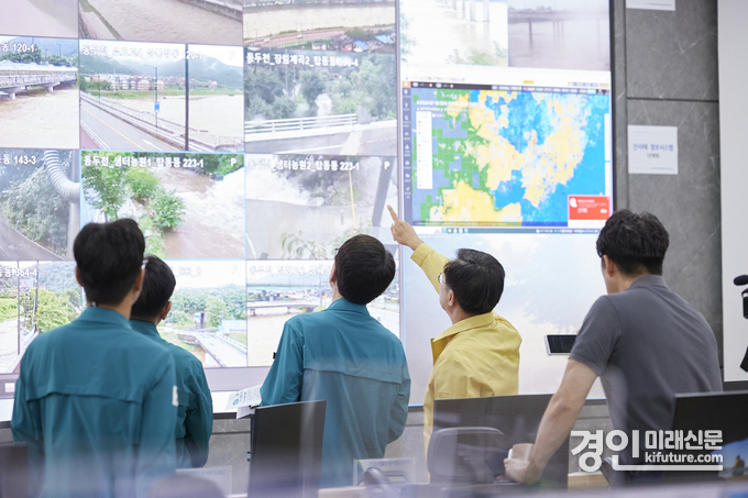 김동연 경기도지사가 재난안전상황실을 찾아 위험지역과 피해 상황을 점검하고 있다. <사진=경기도>
