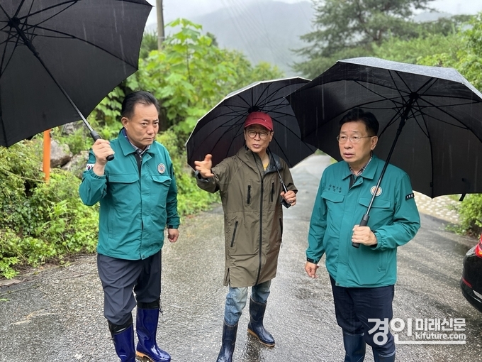 전진선 양평군수(오른쪽)가 폭우가 쏟아지는 가운데 피해 현장을 찾아 관계자의 설명을 듣고 있다. <사진=양평군> 