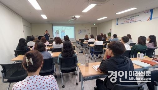 군포시청소년재단 군포시청소년상담복지센터가 ‘청소년의 스마트폰 게임 사용 습관’을 주제로 교육을 진행하고 있다. <사진=군포시청소년재단>