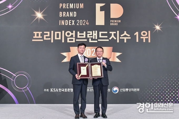 지난 18일 서울시 중구 롯데호텔에서 진행된 ‘2024 프리미엄브랜드지수(KS-PBI)’ 시상식에서 PB부문 17년 연속 1위 수상 이후 신한은행 WM추진부 문진규 본부장(왼쪽)과 한국표준협회 강명수 회장이 기념 촬영하고 있다. <사진=신한은행>