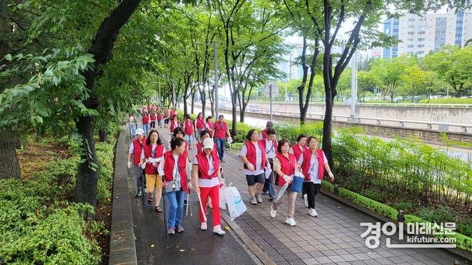 인천 연수구 선학동 자생단체 연합이 지난 17일 환경정비 및 재난안전 예방 활동을 하고 있다. <사진=연수구>