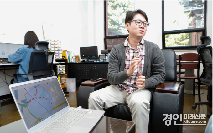 2020년 청년협업마을 가치관 301호 노바시스템 사무실에서 박준식 대표. <사진=시흥시>