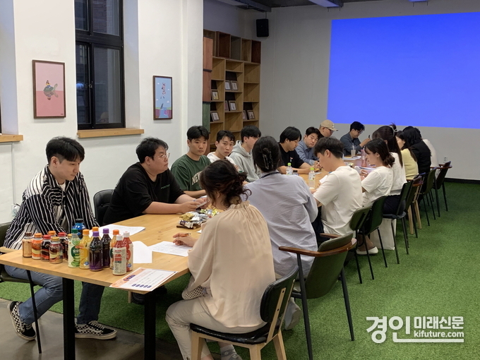 청년협업마을 입주자들이 내부운영협의회 회의를 진행하고 있다. <사진=시흥시>