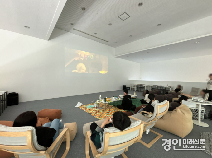 매월 진행되는 무비데이. 코리빙랩 공간에서 청년들이 영화 ‘코코’를 관람하고 있다. <사진=시흥시>