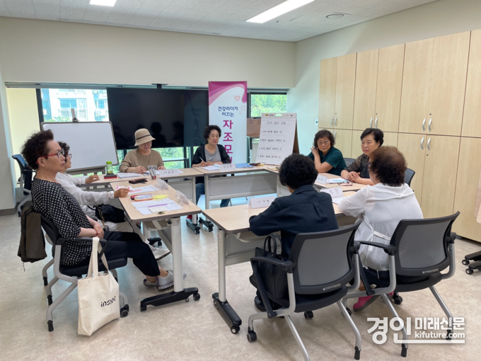 광명시 관계자가 고혈압·당뇨병 상담을 하고 있다. <사진=광명시>