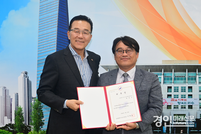 인천 연수구가 민선8기 제2대 명예구청장에 최경민씨(오른쪽)에게 위촉장을 수여하고 기념촬영을 하고 있다. <사진=연수구>