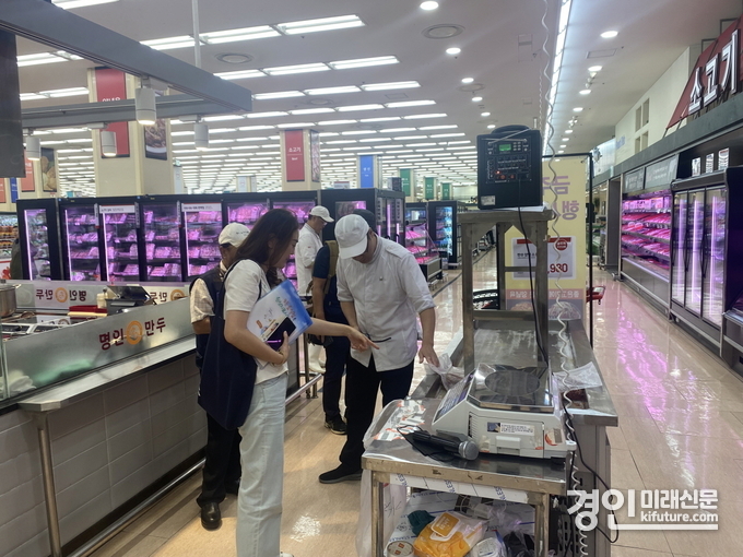 안성시 관계자가 농수산물 원산지 점검을 하고 있다. <사진=안성시>