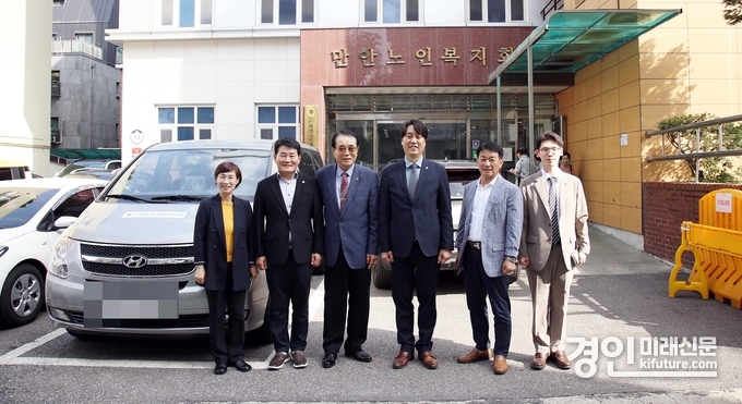 제9대 후반기 안양시의회 의장단이 관내 유관기관을 방문해 기념촬영을 하고 있다. <사진=안양시의회>