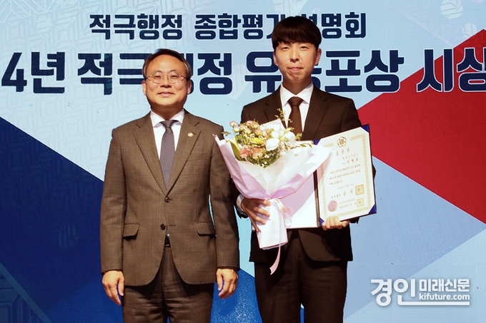 화성도시공사 김정훈 과장(오른쪽)이 행정안전부와 인사혁신처가 공동 주관한 ‘제4회 적극 행정 유공 포상’을 수상하고 기념촬영을 하고 있다. <사진=화성도시공사>