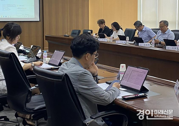 성남시가 지난 17일 시청 산성누리 회의실에서 태블릿PC를 이용한 건축위원회를 열고 있다. <사진=성남시> 
